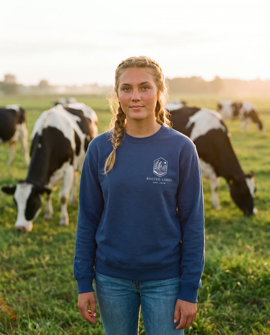 Rooted Label Dames Sweater navy - vooraanzicht met logo, in het weiland