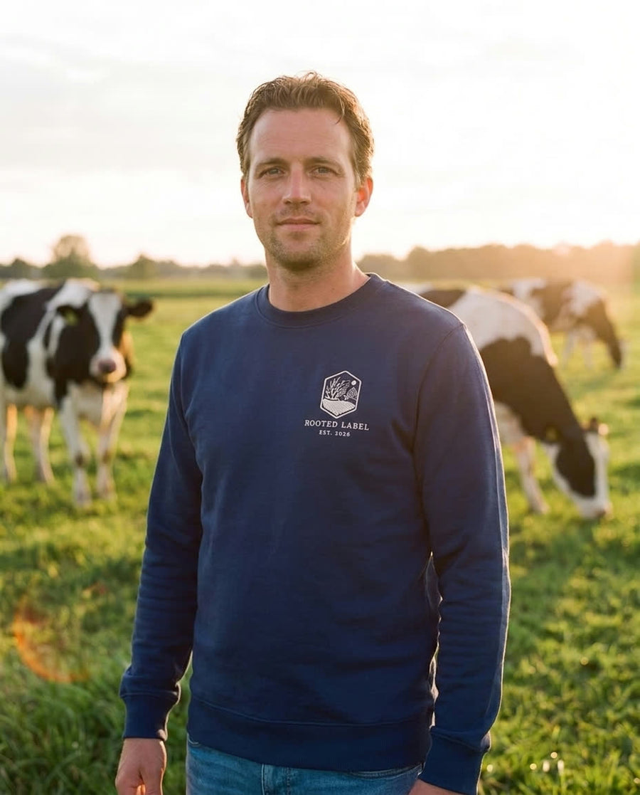 Rooted Label Heren Sweater navy - vooraanzicht met logo, in het weiland
